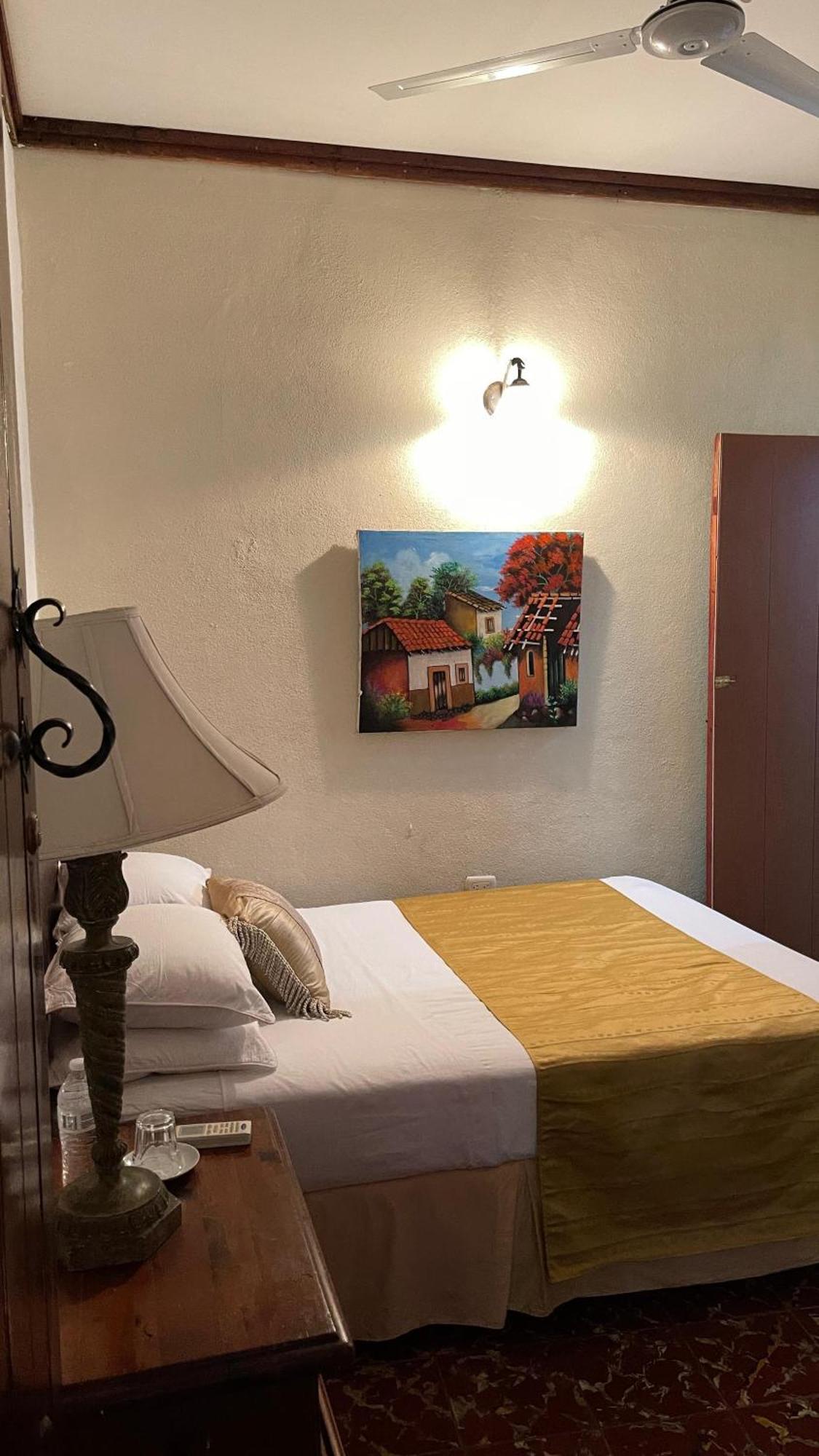Hostal Fuente Castalia, B Y B Леон Экстерьер фото